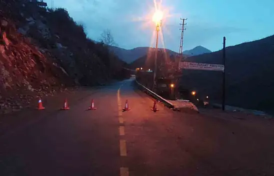 Kayseri'de heyelan meydana geldi! Yol kapatıldı