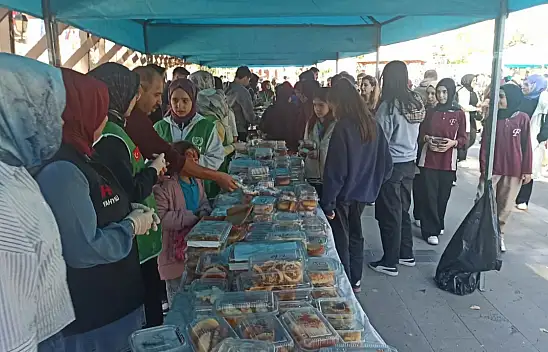 Yahyalı'da iyilik için kurulan kermese yoğun ilgi