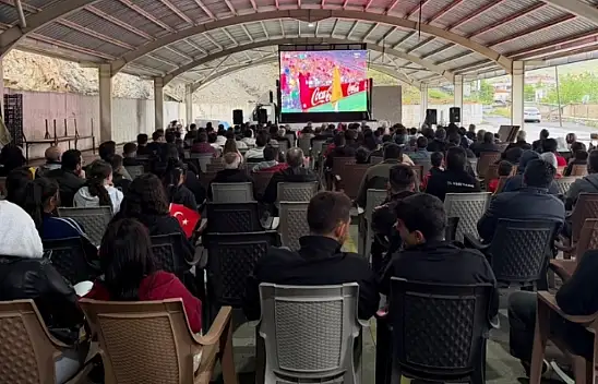 Yahyalı tek yürek oldu! Milli maç heyecanı dev ekranda yaşandı
