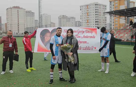 Tezahürat eşliğinde evlilik teklifi etti!