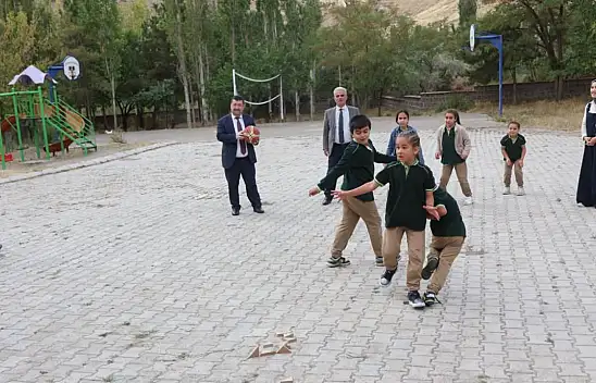 Yeşilhisar'da öğrencileri sevindiren ziyaret! Bozdağ oyuna ortak oldu