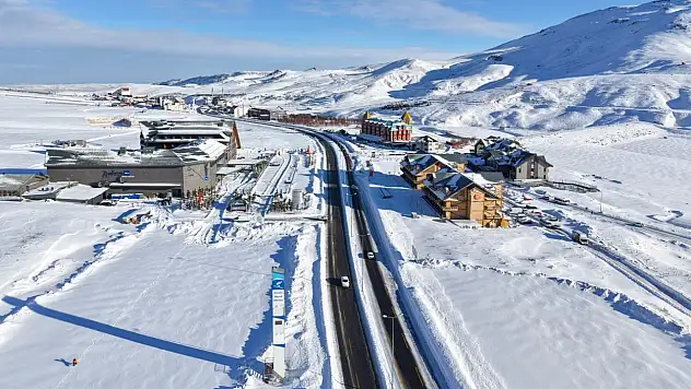 Erciyes dağı beyaza büründü: Zirvede kış masalı
