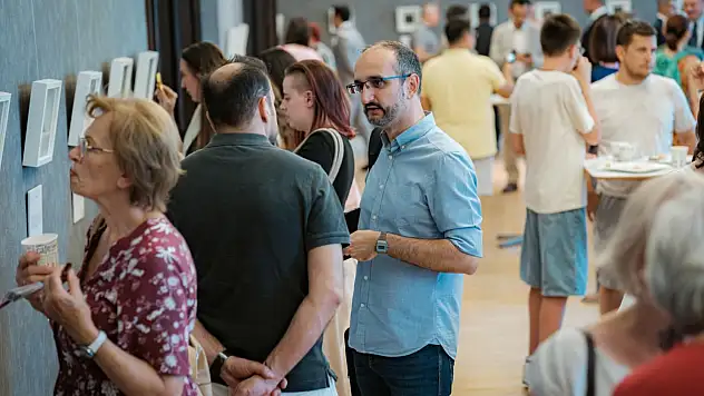 Birkaç milimetrede saklı dostluk: Türk Mikro-Sanatı Budapeşte'de