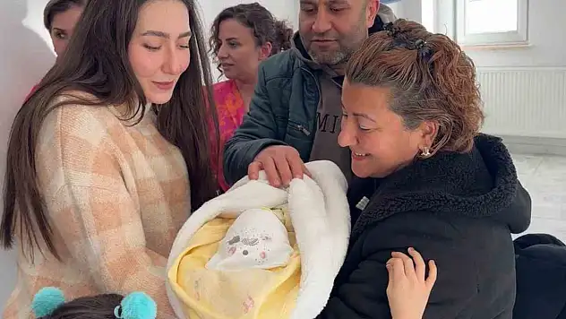 'Geçici Koruyucu Aile' modelinin 100'üncü bebeği yeni ailesi ile buluştu!