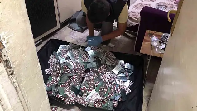 Valizden 10 bin 386 uyuşturucu hap çıktı