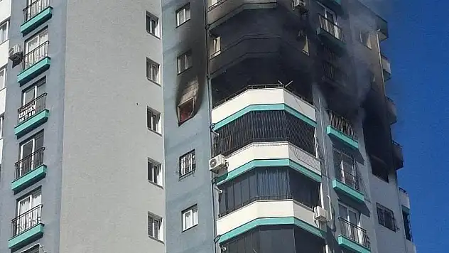 Adana'da yangın: Polis, havaya ateş açarak vatandaşları uzaklaştırdı