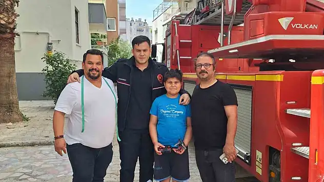 10 yaşındaki çocuğun helikopteri ağaca takıldı: İtfaiye yardımına koştu!