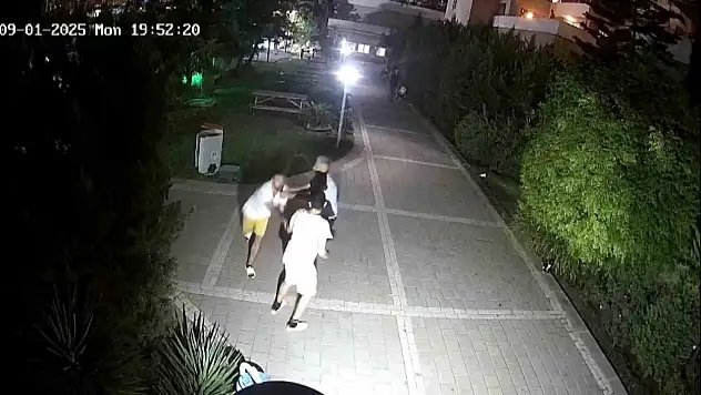 Adana'da bir şahıs 13 yaşındaki çocuğu site ortasında dövdü!