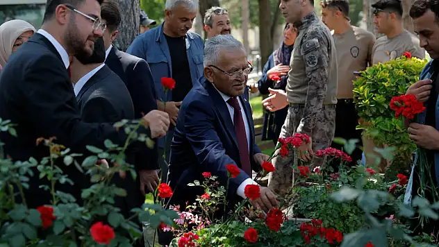 15 Temmuz'un 10. yılında yürek burkan anlar! Şehitlikte duygu seli