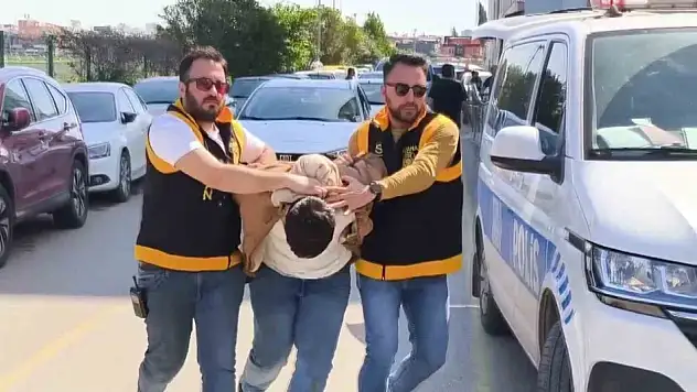 Gasbedemediler 4 kişi bir kişiyi böyle dövdü!