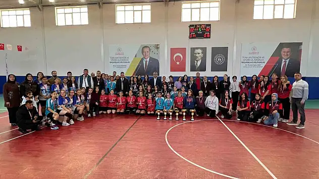 Tomarza'da voleybol coşkusu: 182 sporcu sahaya çıktı