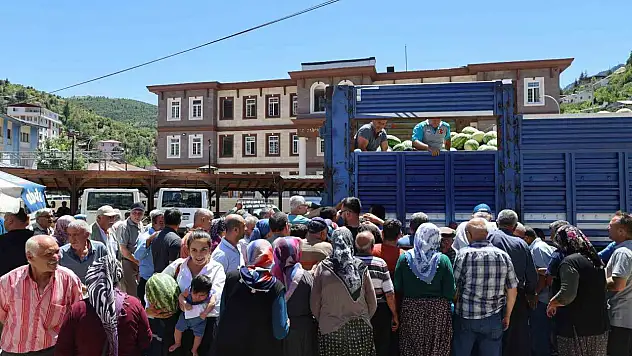 Tonlarca karpuz ücretsiz dağıtıldı!