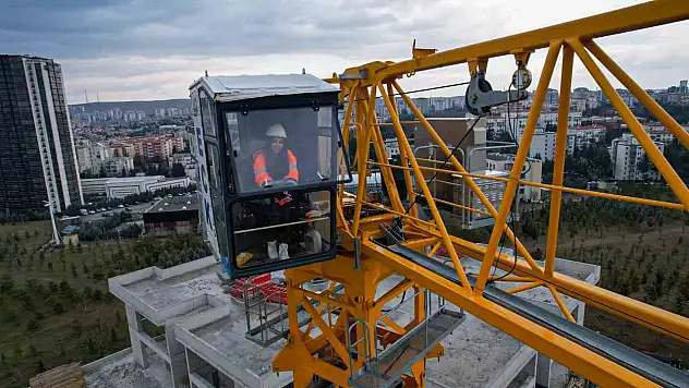 20 yaşındaki kule vinç operatörü olan genç kız yaşıtlara örnek oluyor!