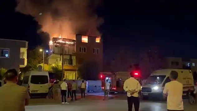 Adana'da 3 katlı evde korkutan yangın!