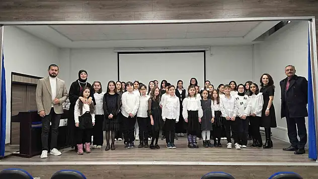 3 Müzik öğretmeni bir araya geldi, Polifonik Çok Sesli Çocuk Korosu kurdu