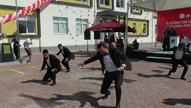 319 bin 551 öğrenci ders başı yaptı