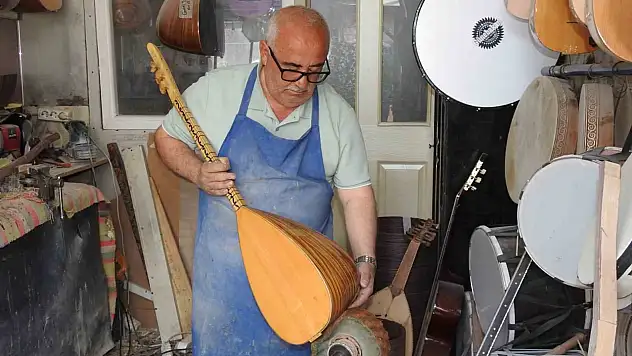 Yıllardır imalatını yaptığı bağlamaları çalamayan ustanın üzüntüsü