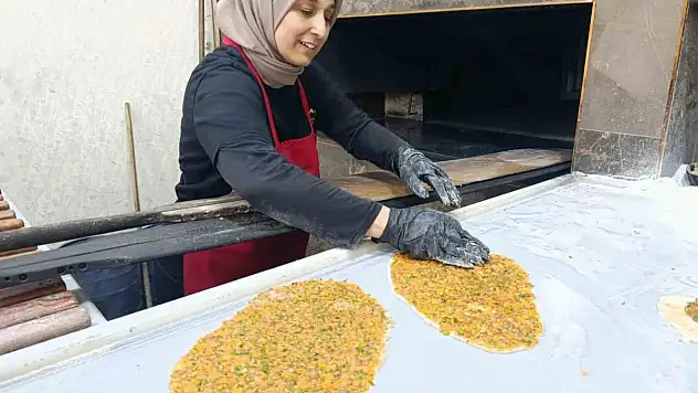 Kahramanmaraş'ta 4 çocuk annesi lahmacun ustası oldu