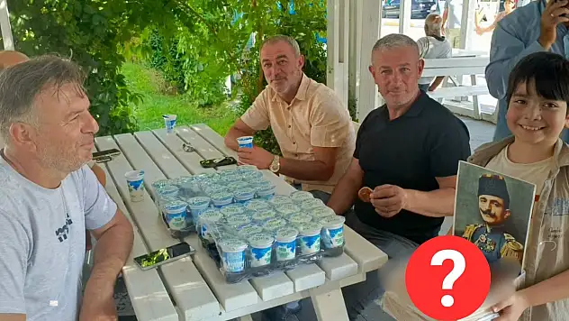 4 çocuk çarşının ortasında Enver Paşa anısına ne dağıttı?