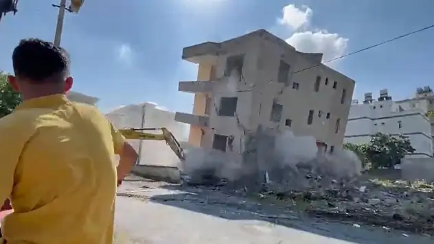 Hatay'da deprem hasarlı bina yerle bir oldu!