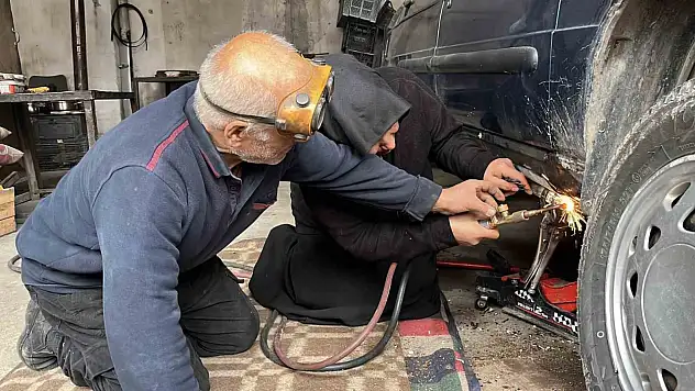 25 yıldır usta eşine çıraklık yapıyor