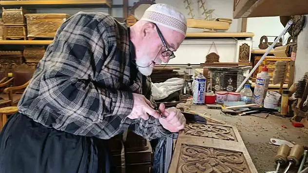 49 yıldır sandık ustalığı yapıyor