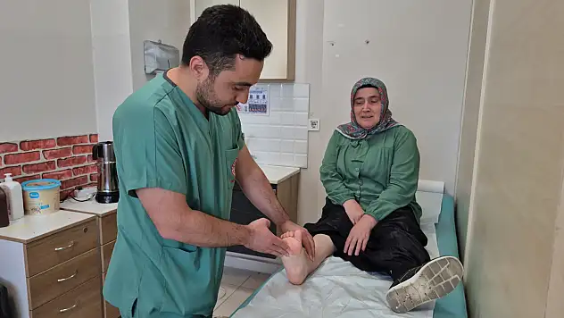 51 yaşındaki kadın ilk kez ayakkabı giymenin mutluluğunu yaşadı