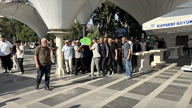 6 bıçak darbesiyle öldürülen şahıs toprağa verildi