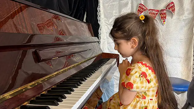 6 yaşındaki görme engelli Nil, 10 enstrüman çalıyor: Hayali müzik eğitimi vermek