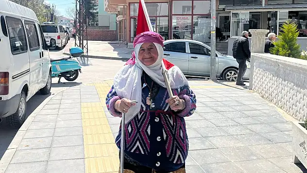 75 yaşındaki Satı teyzenin bayrak sevgisi takdir topluyor!