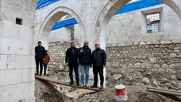 833 yıllık tarihi camide restorasyon devam ediyor