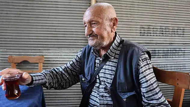 86 yaşındaki Bayram Amca, çay içmek için her gün 8 kilometre yürüyor
