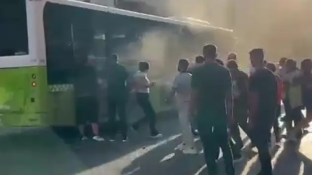 Belediyesi otobüsünde yangın paniği
