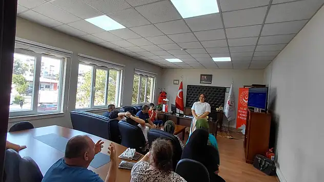 Adana'da 'Engelli Evde Bakım Hizmeti'nden faydalanan ailelere eğitim