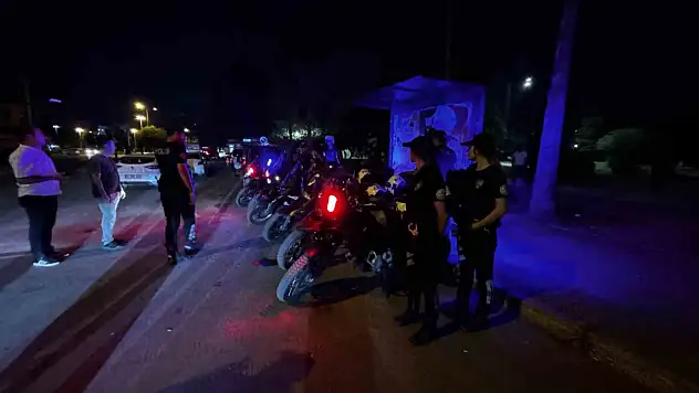 Adana'da 'Huzur ve Güven' uygulaması: 64 aranan şahıs yakalandı, 191 araca 1 milyon 139 bin TL ceza