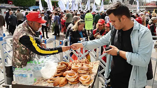 Adana'da 1 Mayıs manzarası: İşçiler meydanda, simitçiler bariyer ardında