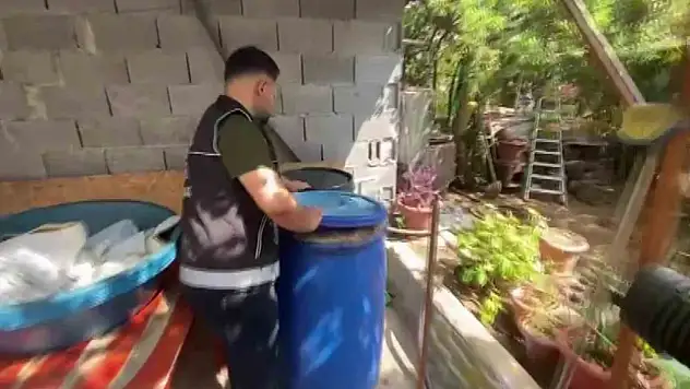 Adana'da 3 evde 2 bin 930 litre kaçak içki ele geçirildi