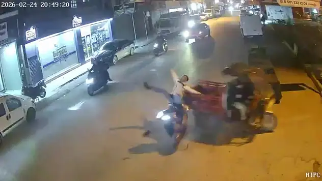 2 motosiklet çarpıştı... Kaza anı kamerada