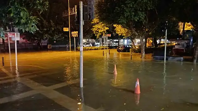 45 Dakikalık yağışın ardından sokaklar sular altında kaldı!