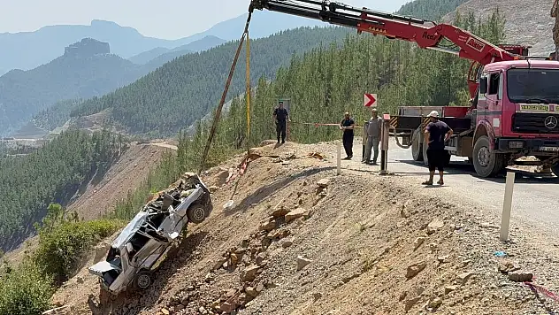 Adana'da 5 kişiye mezar alan otomobil uçurumdan çıkarıldı