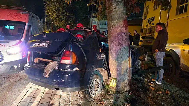 Adana'da otomobil ağaca çarptı: Çocuk öldü, sürücü ağır yaralandı