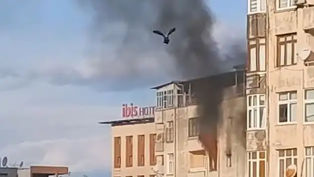 Apartmanın 6. katında çıkan yangın söndürüldü
