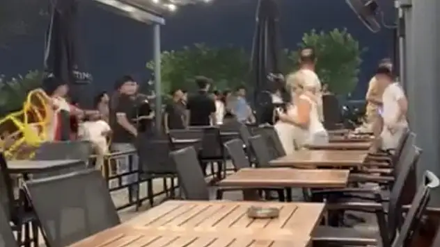 Adana'da AVM'de sandalyeli kavga çıktı!