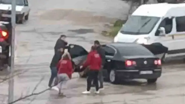 Adana'da bir kadının karıştığı sopalı kavga kameralara yansıdı