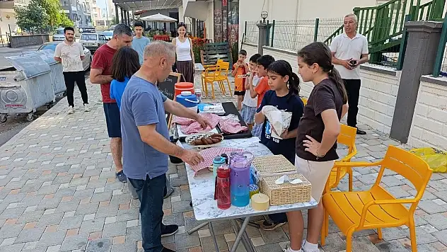 Çocuklar orman yangınından etkilenen vatandaşlar için tezgah açtı