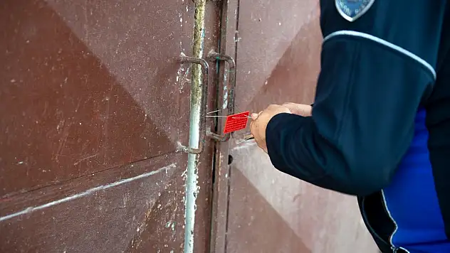 Depodan 25 kasa kokmuş tavuk çıktı!