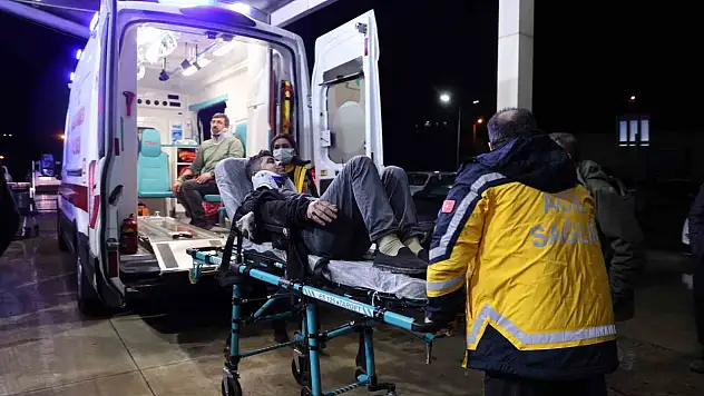 Adana'da işçi servisi kazası: Yaralılar hastaneye kaldırıldı