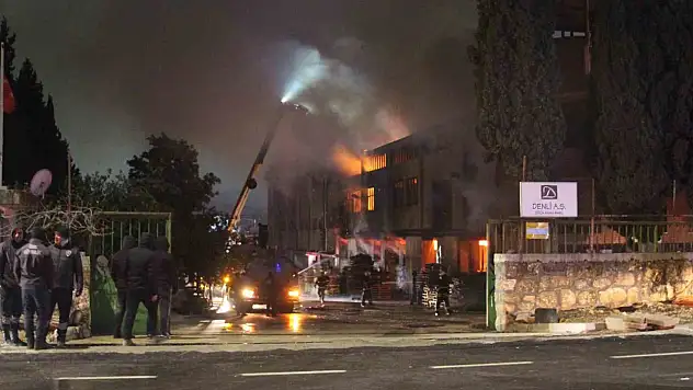 Adana'da fabrika alevlere teslim oldu!