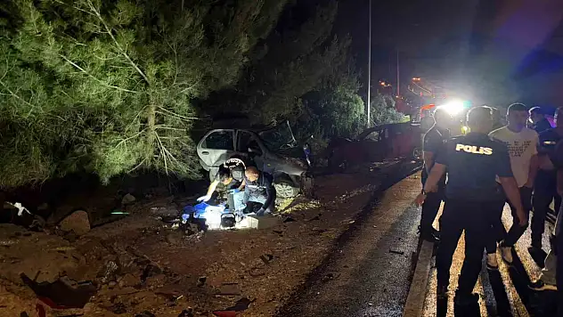 2 otomobil kafa kafaya çarpıştı- Karı koca öldü, 4 yaşındaki çocukları yaralandı