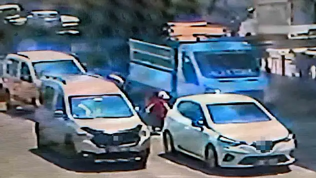 Yolun karşısına geçerken iki aracın çarptığı çocuk hayatını kaybetti